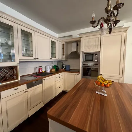 Lana Riverside ティラナ
